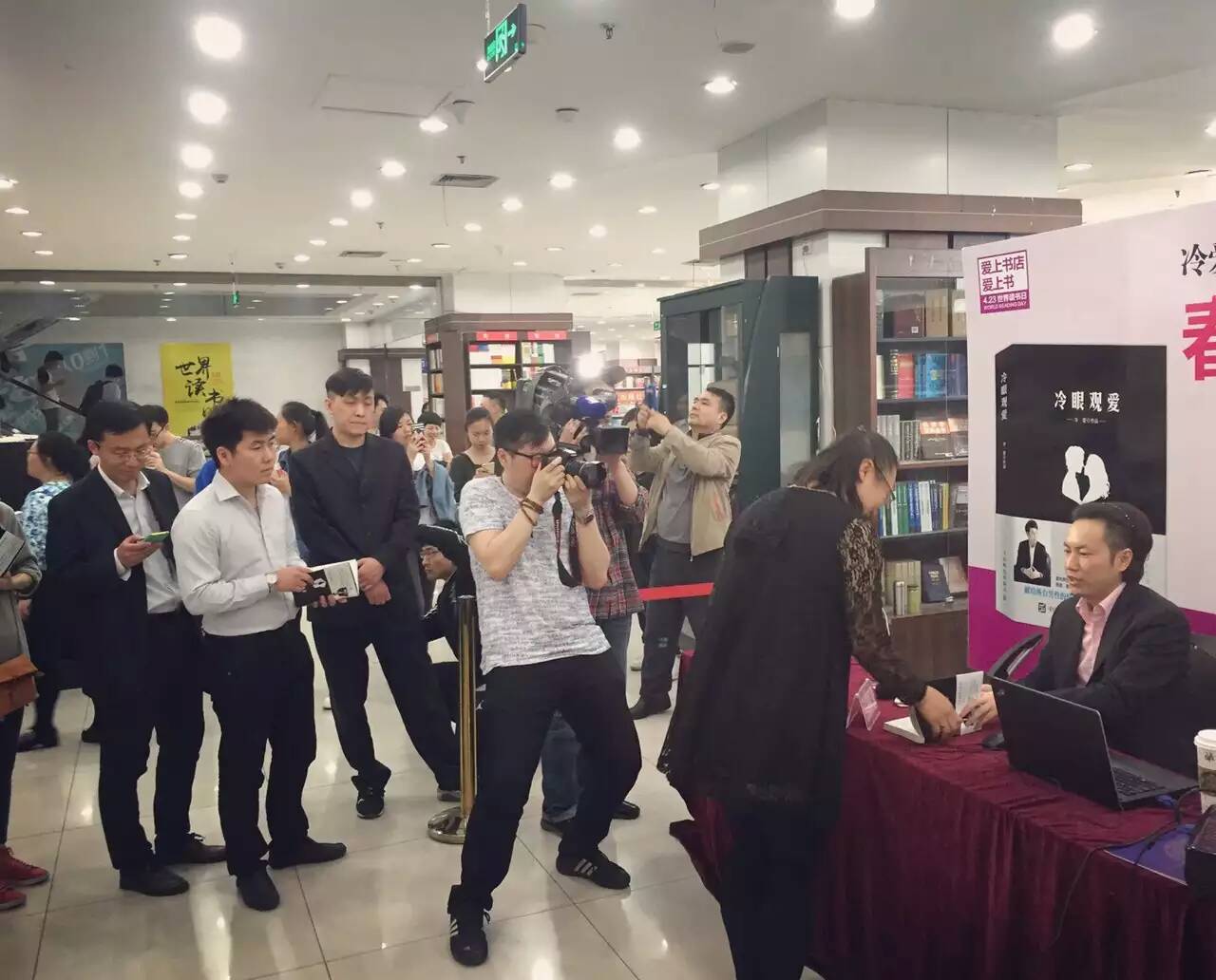 天津卫视报道冷爱新书签售会 准妈妈携家带口参加