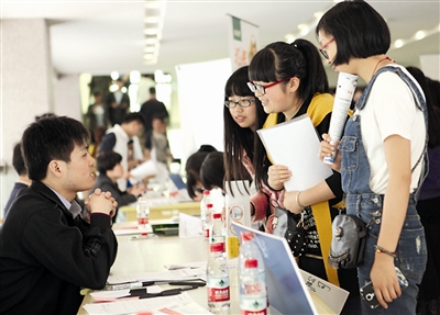 史上最真诚高校招聘走红 院长:火成这样出乎意料