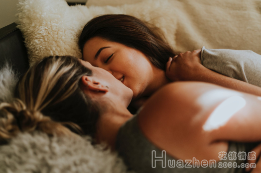 单身的人如何体验接吻的感觉？单身福利大放送！